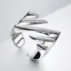 Anillo de plata con diseño geométrico moderno