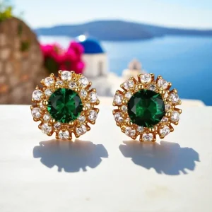 Pendientes flor chapados en oro 18K con circonitas verdes de Balearyc sobre fondo neutro