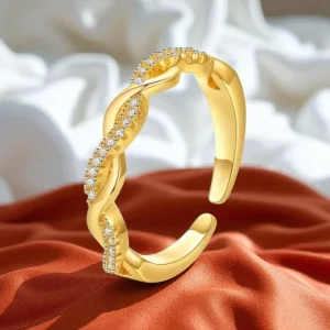 Anillo dorado trenzado con cristales blancos