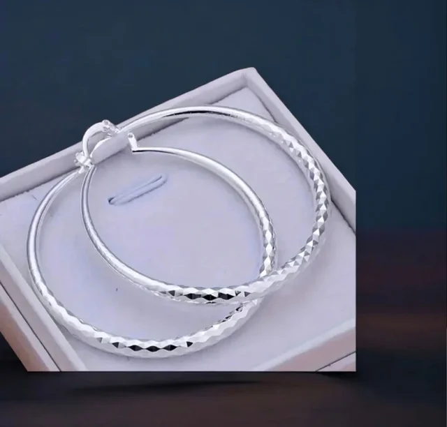 Modelo luciendo aros de plata 925 elegantes – Colección Balearyc