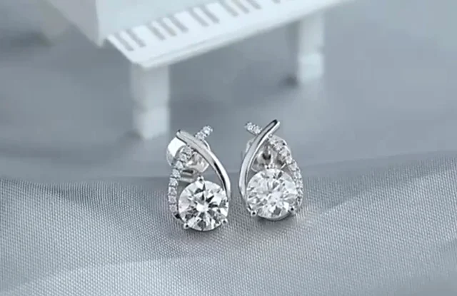 Pendientes de plata 925 con circonitas sobre fondo gris texturizado