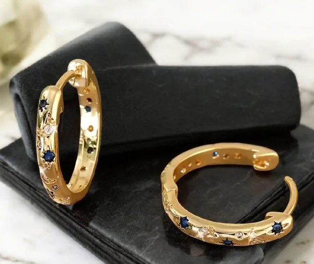 Pendientes de aro chapados en oro 18K con circonitas multicolor – Balearyc