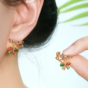 Modelo luciendo pendientes de aro dorados con diseño floral multicolor – Balearyc