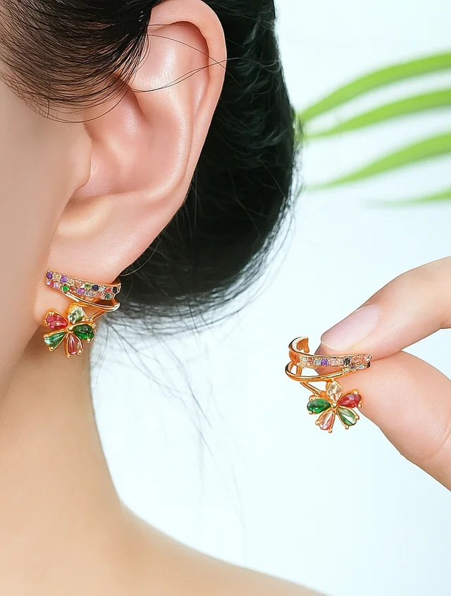 Modelo luciendo pendientes de aro dorados con diseño floral multicolor – Balearyc