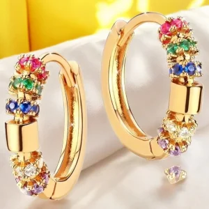 Pendientes de aro chapados en oro de 18K con circonitas multicolor sobre fondo floral