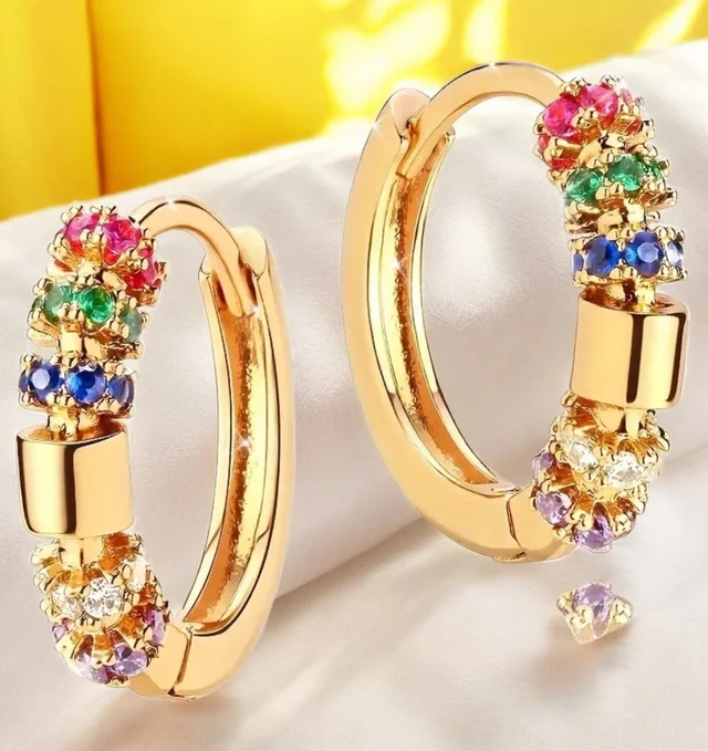 Pendientes de aro chapados en oro de 18K con circonitas multicolor sobre fondo floral