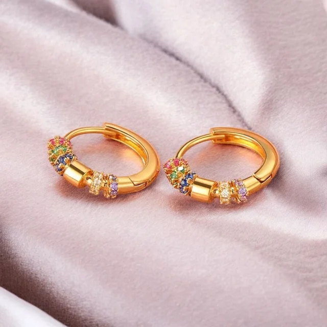 Pendientes de aro chapados en oro de 18K con circonitas multicolor sobre fondo blanco y rosa
