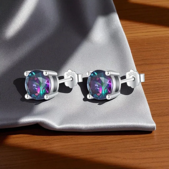 Pendientes de plata con circonitas multicolor sobre fondo blanco y negro