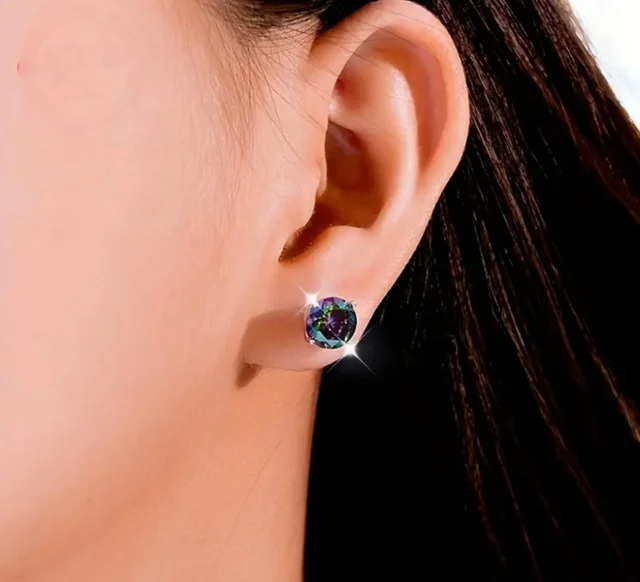 Pendientes de plata con circonitas multicolor en oreja de modelo