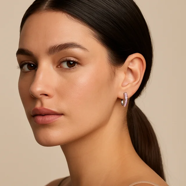 Pendientes aro chapados en oro de 18k con circonitas rosa en oreja de modelo