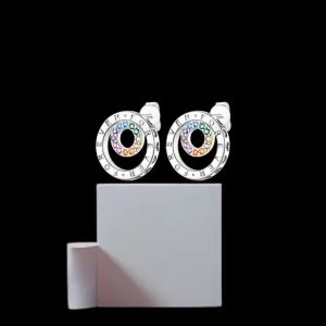 Pendientes de plata circulares con circonitas multicolor y grabado Forever sobre fondo negro