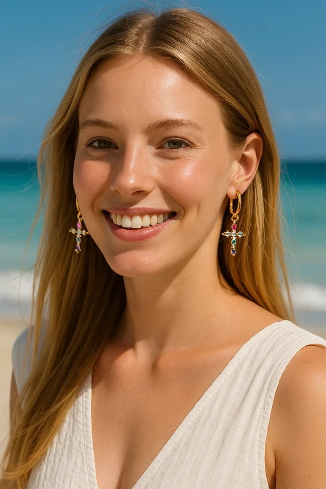 Pendientes de cruz multicolor chapados en oro de 18k en exposición frontal