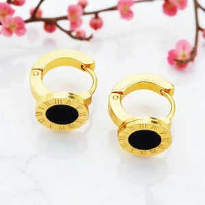 Pendientes aro dorados con detalle negro presentados en caja Balearyc