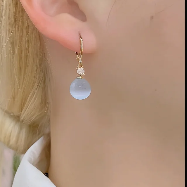 Pendientes de aro oro 18k con perla gris en modelo – Balearyc