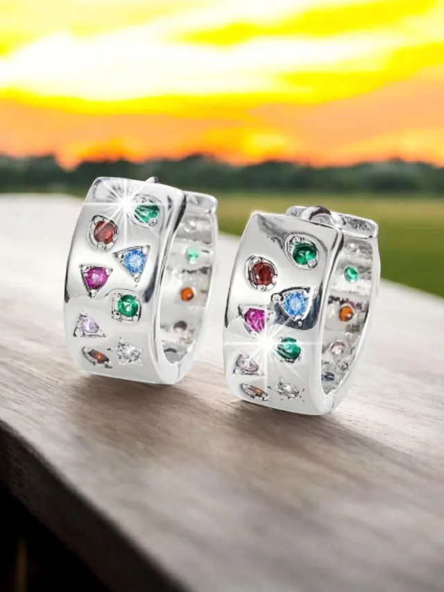 Pendientes aro plata con circonitas multicolor sobre fondo natural – Balearyc