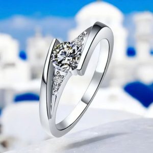 Anillo de plata con circonitas blancas presentado sobre fondo mediterráneo