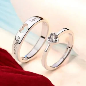 Alianzas de pareja en plata con detalle de corazón y circonita, diseño Endless Love