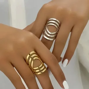 Anillos minimalistas en dorado y plata, diseño elegante y talla ajustable.