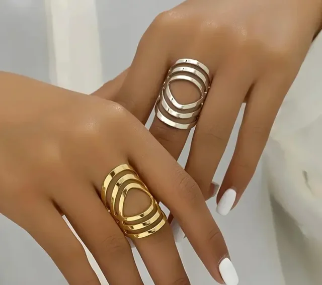 Anillos minimalistas en dorado y plata, diseño elegante y talla ajustable.