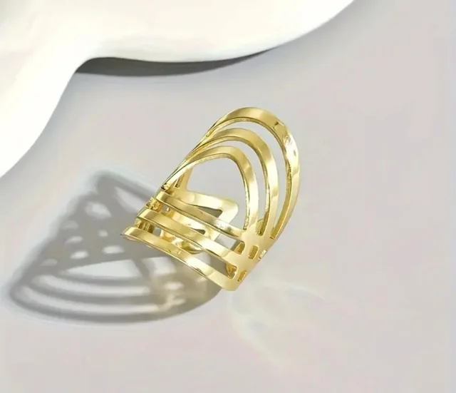 Anillo minimalista dorado de diseño moderno y talla ajustable.