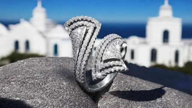 Anillo de plata diseño moderno con detalles brillantes sobre fondo oscuro - Balearyc