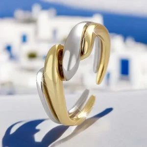 Anillo bicolor Myconos chapado en oro 18k y plata, diseño elegante y moderno.