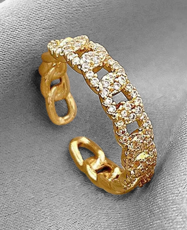 Anillo tipo cadena ajustable chapado en oro 18K con circonitas incrustadas.