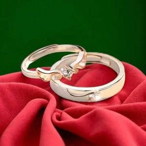 Alianzas de plata 925 con alas y circonitas sobre fondo rojo, elegantes y ajustables.