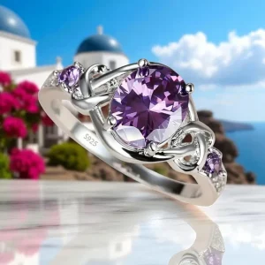 Anillo de plata con amatista morada y detalles entrelazados, elegante y vistoso.