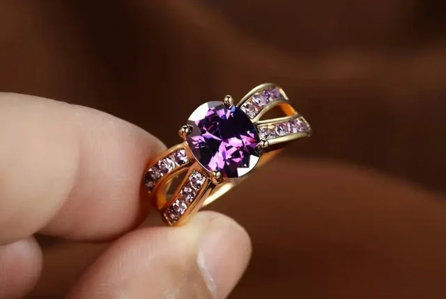 Anillo chapado en oro 18k con amatista y circonitas cúbicas – Balearyc