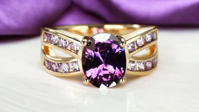 Anillo de compromiso chapado en oro 18k con amatista y circonitas cúbicas – Ajustable - Imagen 2