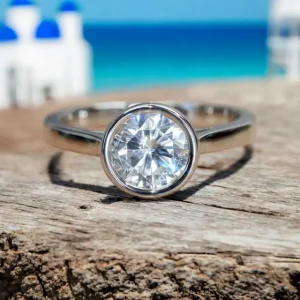 Anillo solitario brillante de circonita cúbica sobre fondo blanco