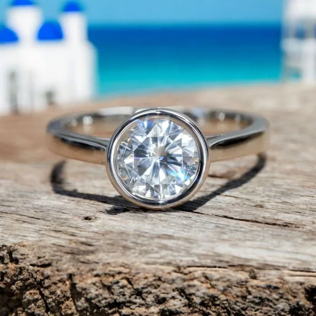 Anillo solitario brillante de circonita cúbica sobre fondo blanco