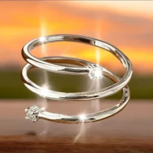 Anillo de plata de dos vueltas entrelazadas con acabado brillante