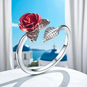 Anillo de plata con rosa roja ajustable sobre fondo blanco