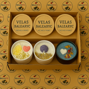 Caja de 3 velas Balearyc artesanales hechas a mano con diseños mediterráneos.