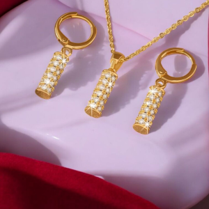 Colgante chapado en oro 18K con círculos entrelazados y circonitas – Balearyc