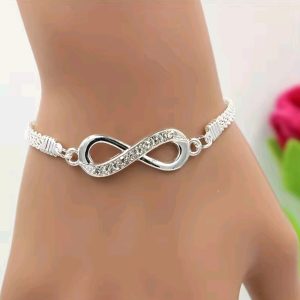 Pulsera de plata ajustable con diseño infinito y circonitas – Balearyc