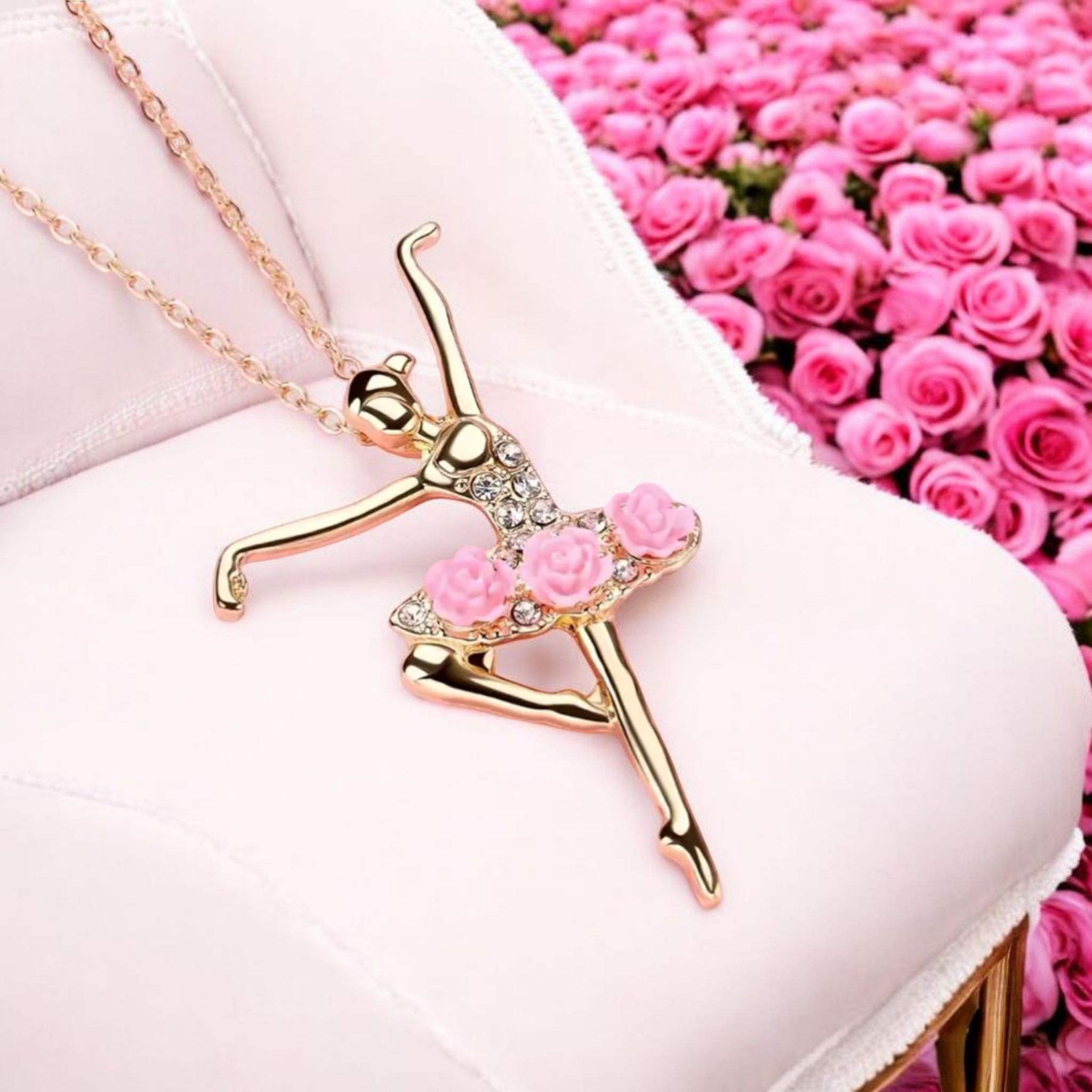 Colgante bailarina dorado con detalles rosa presentado en caja de joyería – Balearyc
