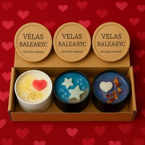 Caja de 3 velas Balearyc artesanales con corazones, estrellas y detalles cósmicos, en caja abierta.