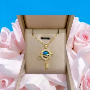 Colgante dorado y azul en forma de llave con mundo en miniatura – Balearyc