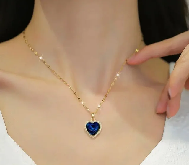 Colgante corazón azul con cadena dorada en caja de joyería – Balearyc