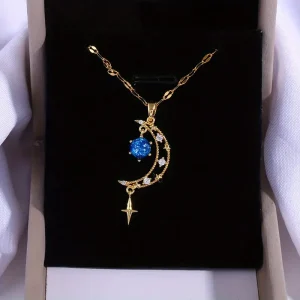 Colgante dorado con luna creciente y esfera azul en caja Balearyc