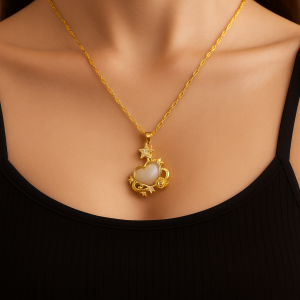 Colgante dorado con corazón de nácar y estrellas lucido por modelo Balearyc