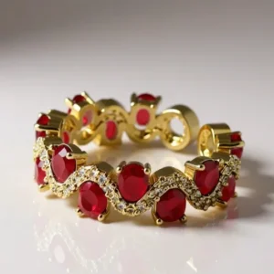 Anillo dorado con piedras rubí y circonitas Balearyc Essence of Eivissa