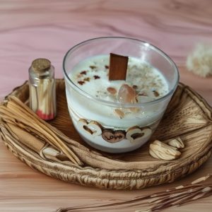 Vela aromática Balearyc con cuarzo rosa y canela sobre bandeja de madera