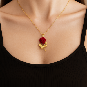 Colgante dorado con rosa roja y hojas doradas en modelo Balearyc